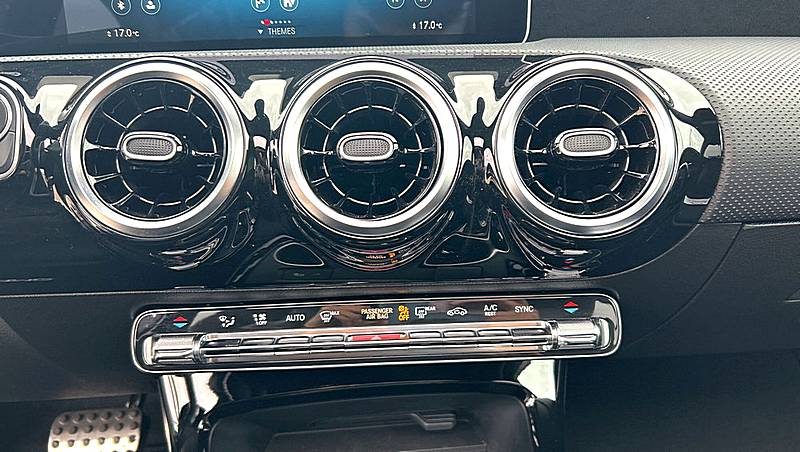 MERCEDES-BENZ CLASSE A 180D BERLINE AMG LINE