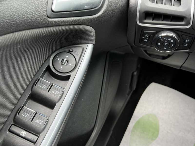 FORD FOCUS III TITANIUM 1.6 Ti VCT 125 BOITE AUTO GPS CAMERA BLUETOOTH CRIT AIR 1 - GARANTIE 1 AN