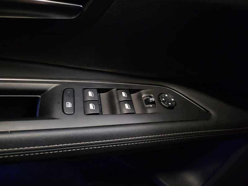 PEUGEOT 3008 1.6 THP Hyrbid4 300cv GT LINE / TOIT OUVRANT+SIÈGES CHAUFFANTS+CARPLAY+CAMÉRA DE RECUL+