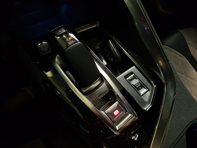 PEUGEOT 3008 1.6 THP Hyrbid4 300cv GT LINE / TOIT OUVRANT+SIÈGES CHAUFFANTS+CARPLAY+CAMÉRA DE RECUL+