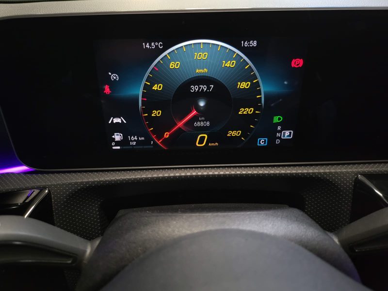 MERCEDES CLASSE A 180D 116CV AMG LINE / TOIT OUVRANT/PANORAMIQUE+CARPLAY+CAMERA DE RECUL+VIRTUAL COC