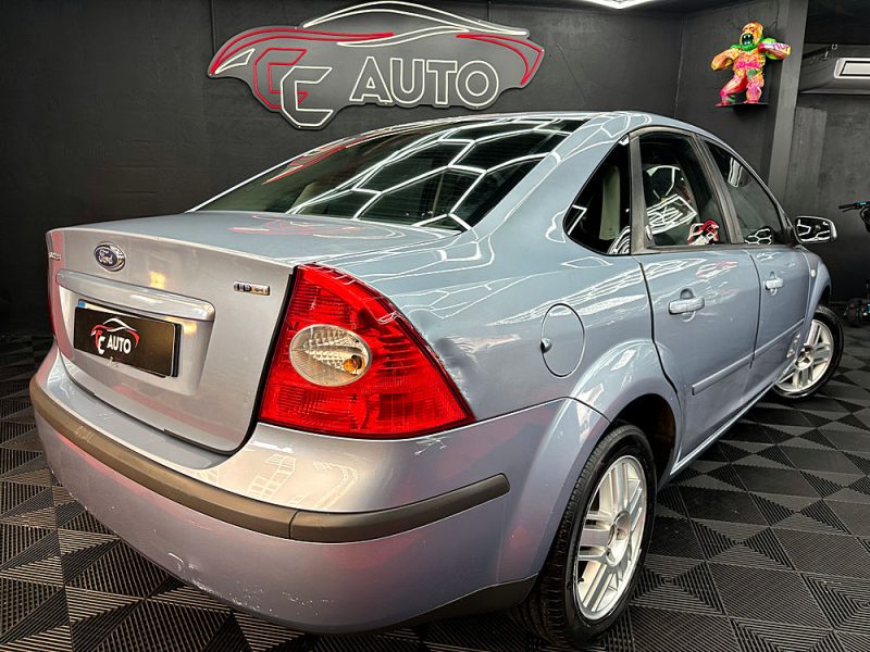 FORD FOCUS II A trois volumes 2005