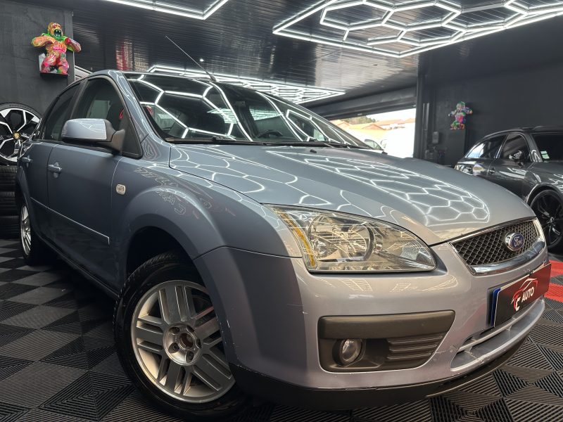 FORD FOCUS II A trois volumes 2005