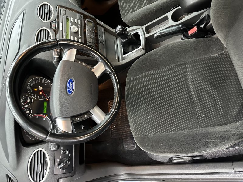 FORD FOCUS II A trois volumes 2005