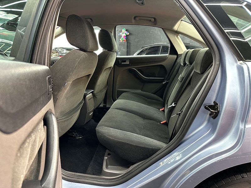 FORD FOCUS II A trois volumes 2005