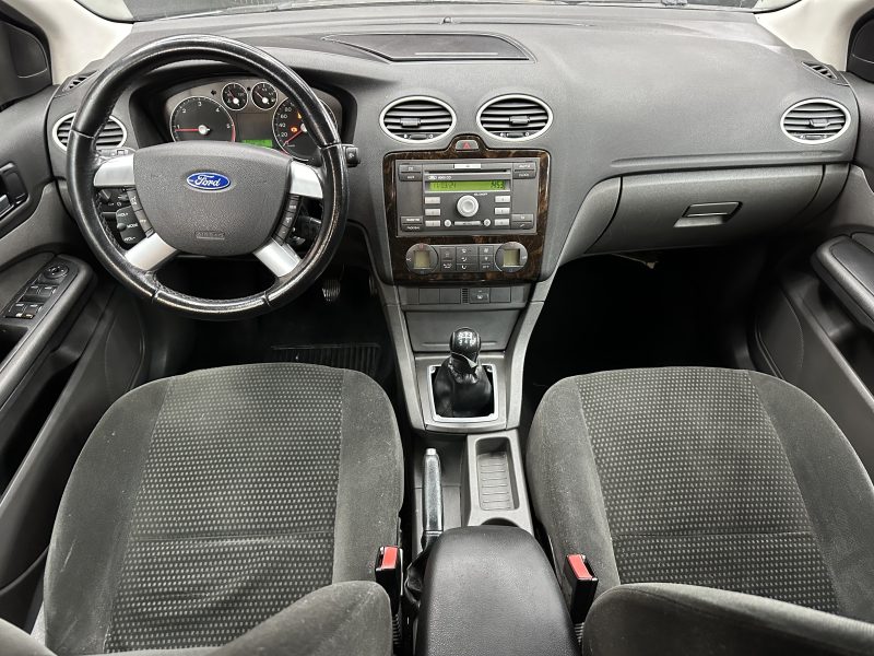 FORD FOCUS II A trois volumes 2005