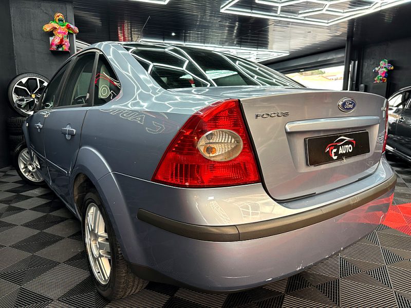 FORD FOCUS II A trois volumes 2005