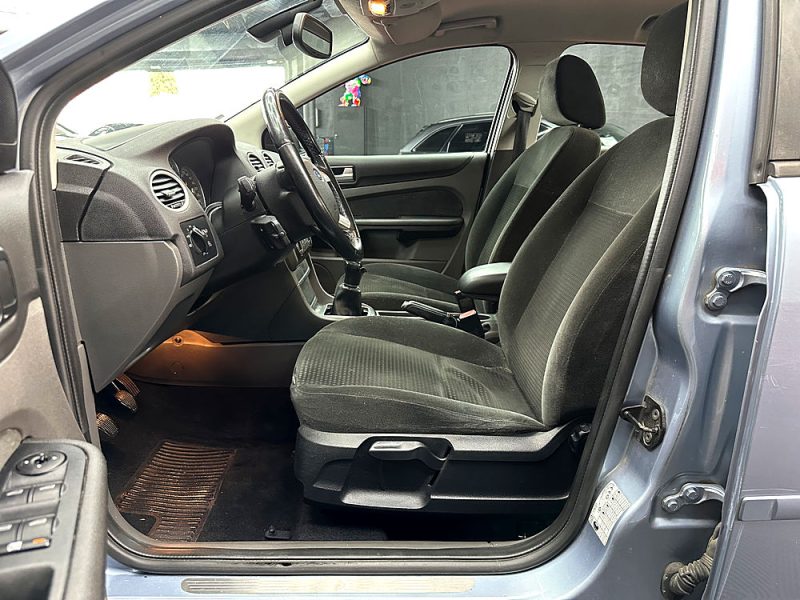 FORD FOCUS II A trois volumes 2005