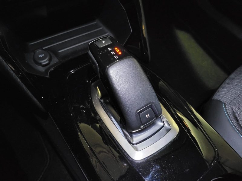 PEUGEOT 2008 II 1.2 PureTech 130cv Allure Pack EAT8 1ère Main / SIEGES CHAUFFANT/APPLE CARPLAY/CAMER