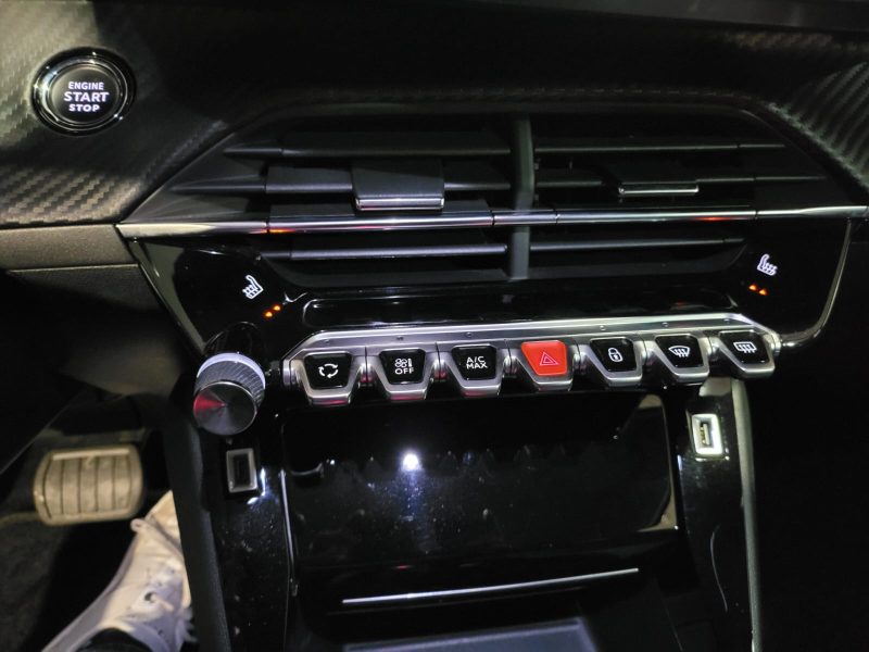 PEUGEOT 2008 II 1.2 PureTech 130cv Allure Pack EAT8 1ère Main / SIEGES CHAUFFANT/APPLE CARPLAY/CAMER