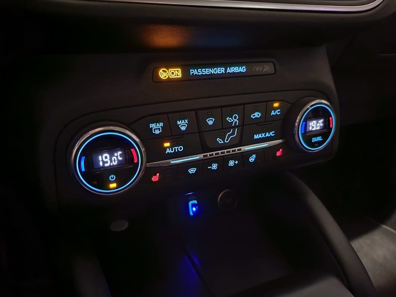 FORD FOCUS 1.0 ECOBOOST 125cv VIGNALE / AFFICHAGE TETE HAUTE / SIGES ELECTRIQUES / SIEGES CHAUFFANTS