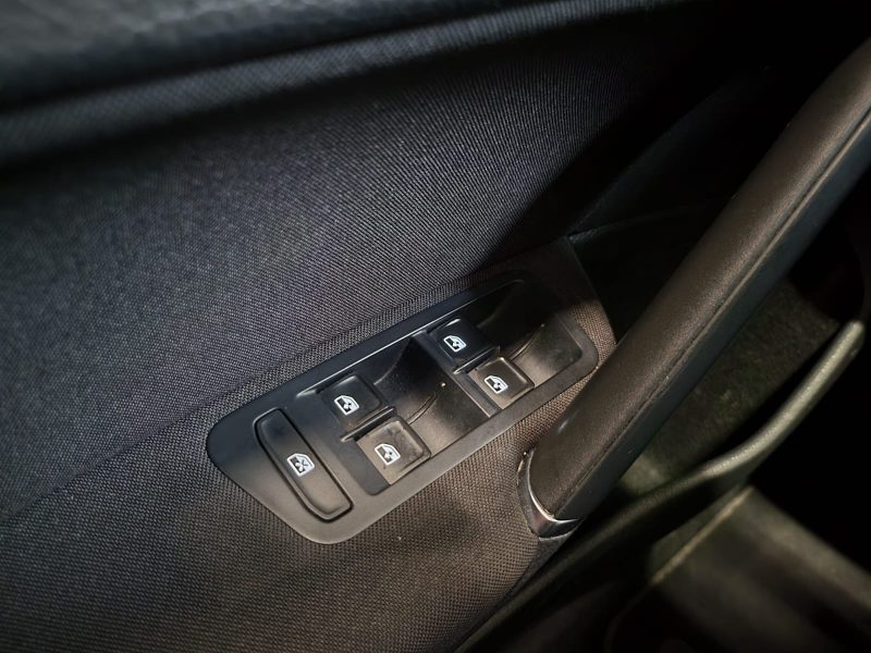 VOLKSWAGEN GOLF VII 1.6 TDI 110CV DSG 7 CONFORTLINE / CARPLAY / REGULATEUR ADAPTATIF / PARK PILOT AV