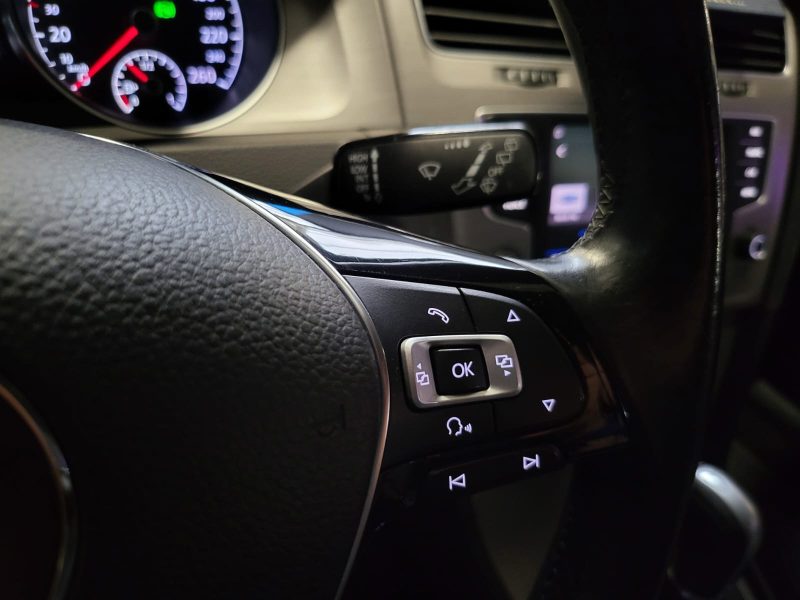 VOLKSWAGEN GOLF VII 1.6 TDI 110CV DSG 7 CONFORTLINE / CARPLAY / REGULATEUR ADAPTATIF / PARK PILOT AV