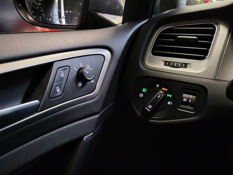 VOLKSWAGEN GOLF VII 1.6 TDI 110CV DSG 7 CONFORTLINE / CARPLAY / REGULATEUR ADAPTATIF / PARK PILOT AV