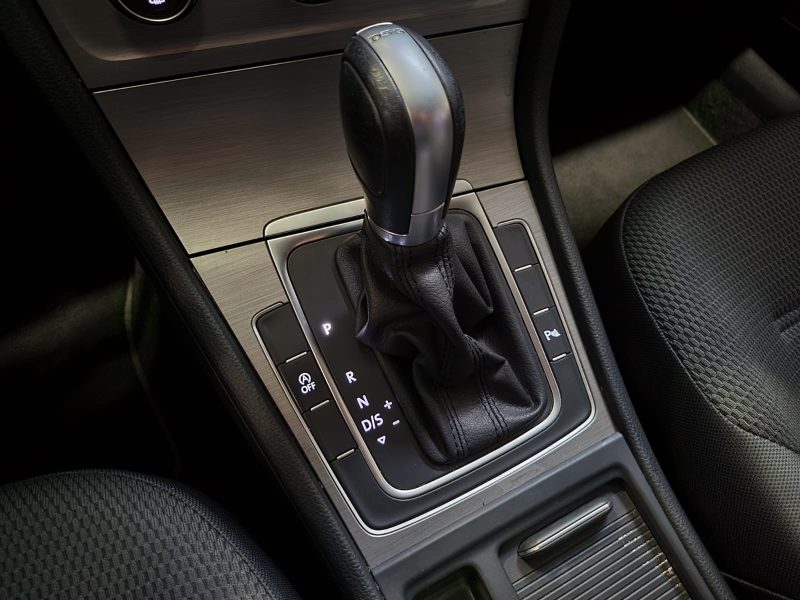 VOLKSWAGEN GOLF VII 1.6 TDI 110CV DSG 7 CONFORTLINE / CARPLAY / REGULATEUR ADAPTATIF / PARK PILOT AV