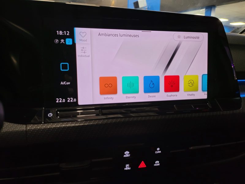 VOLKSWAGEN GOLF VIII 2.0 TDI 150cv DSG R LINE  VIRTUAL COCKPIT / PACK LUMIERE D'AMBIANCE / REGULATEU