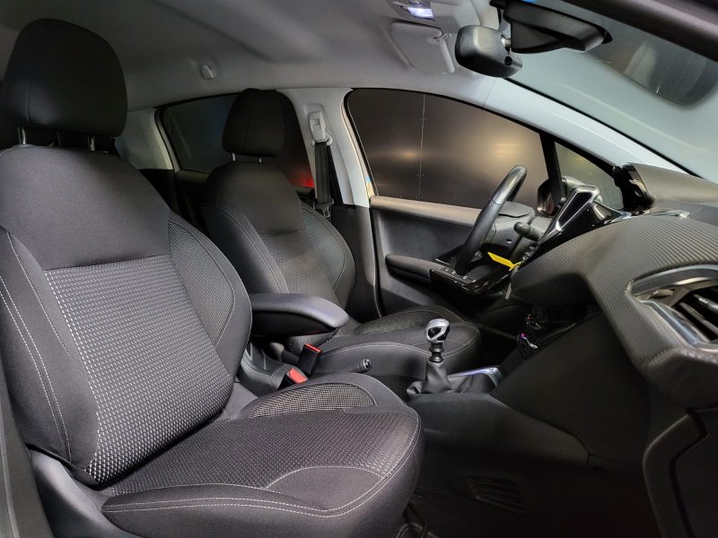 PEUGEOT 208 1.2 PURETECH 110cv BVM6 ALLURE APPLE CARPLAY / RADAR DE RECUL / SUIVI COMPLET PEUGEOT 
