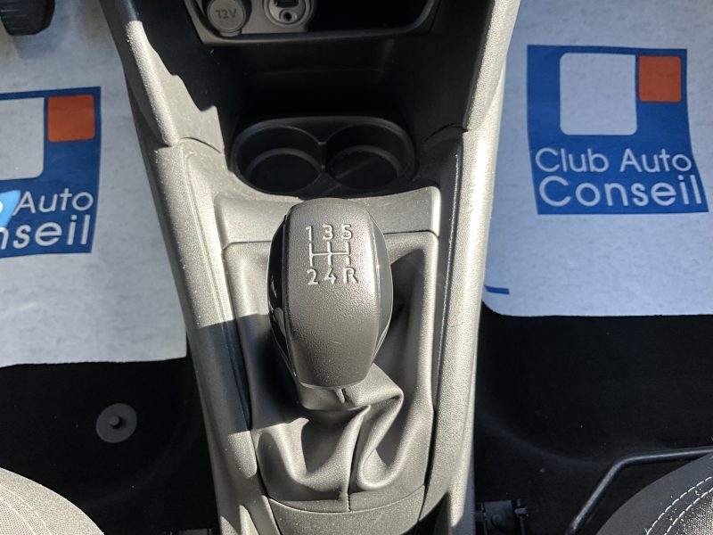 PEUGEOT 208 2015