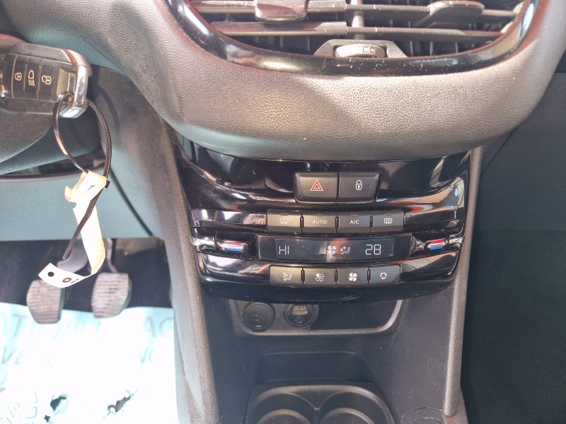 PEUGEOT 208 1,4HDI 68CH ALLURE 2012