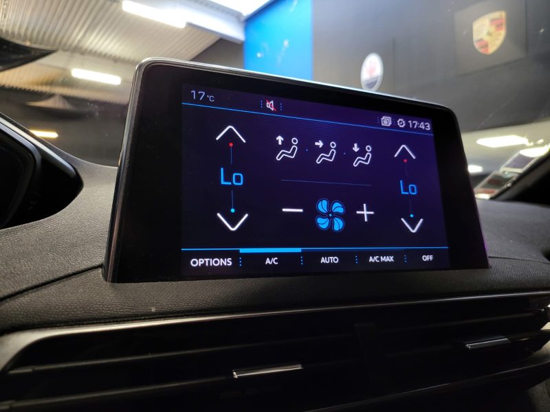 PEUGEOT 3008 2.0 BLUE HDI 150 GT LINE I-COCKPIT / APPLE CARPLAY / TOIT OUVRANT / SUIVI PEUGEOT