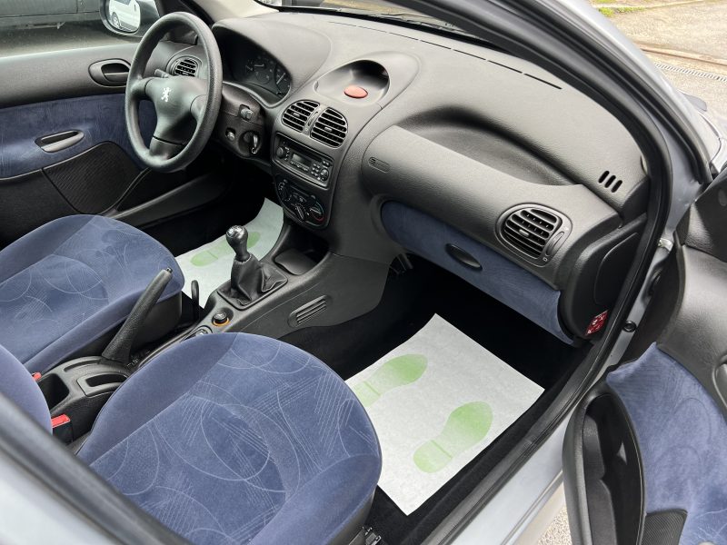 PEUGEOT 206 1.6 110 Cv PREMIERE MAIN / 71 200 Kms 5 PORTES CLIMATISATION BLUETOOTH - GARANTIE 1 AN