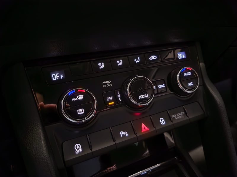 SKODA KAROQ 1.5 TSI 150cv DSG7 CLEVER / KEYLESS / CARPLAY / PREMIERE MAIN