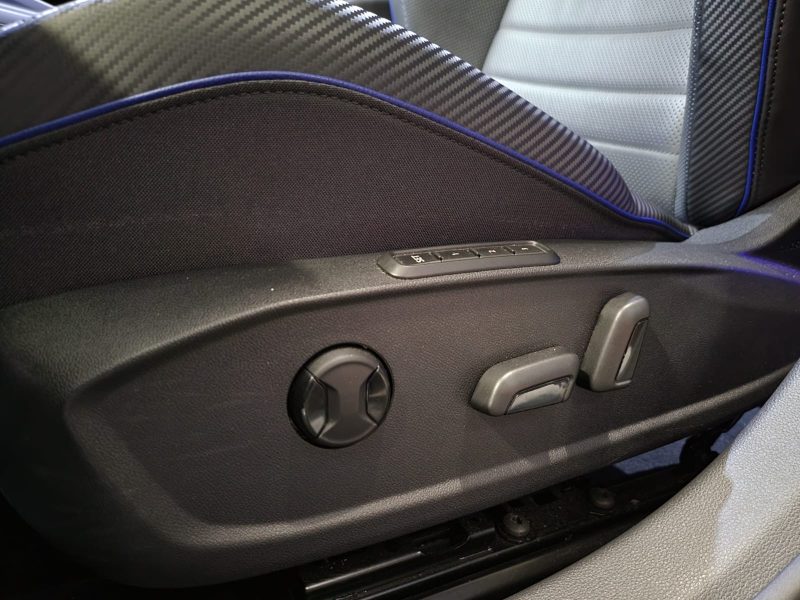 VOLKSWAGEN GOLF VIII R 2.0 TSI 320cv PERFORMANCE SUIVI COMPLET VW / PAS DE MALUS / LIGNE AKRAPOVIC /