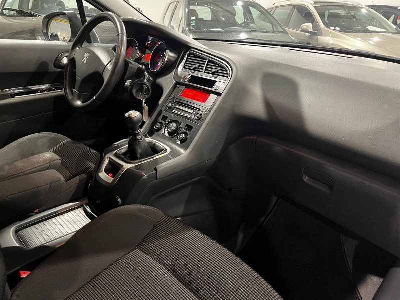 PEUGEOT 5008 2011