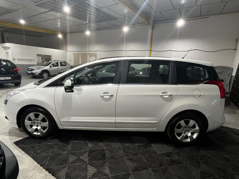 PEUGEOT 5008 2011