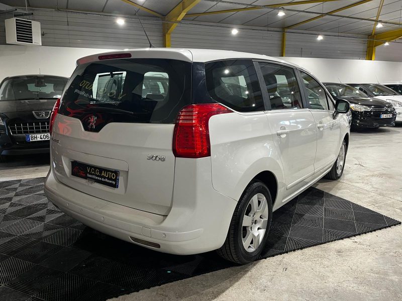 PEUGEOT 5008 2011