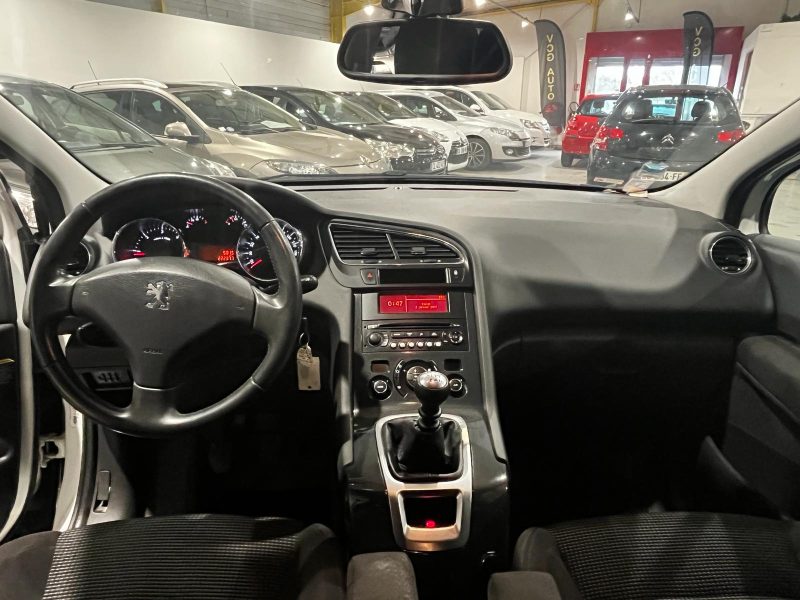 PEUGEOT 5008 2011