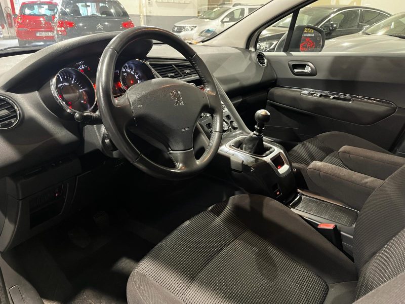 PEUGEOT 5008 2011