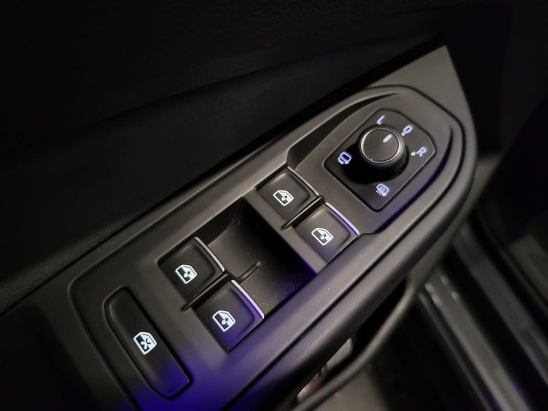 VOLKSWAGEN GOLF VIII 1.5 eTSI 150cv R-LINE / VIRTUAL COCKPIT+LUMIÈRES D'AMBIANCE+CARPLAY+RADAR DE RE