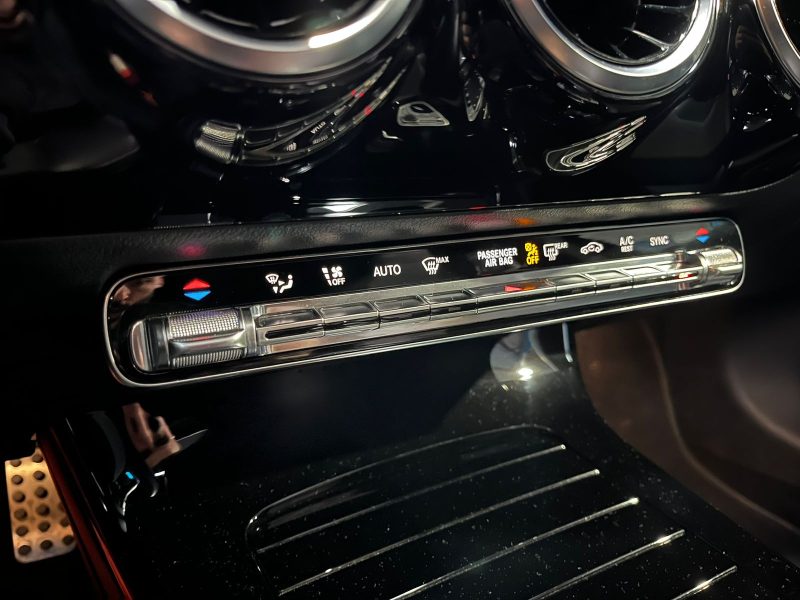 MERCEDES CLASSE A 180 136cv Pack AMG TOIT OUVRANT / CAMERA / ENTRETIENT COMPLET MERCEDES