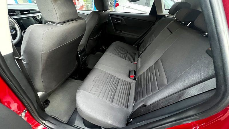 TOYOTA AURI Hybride 136 ch DESIGN