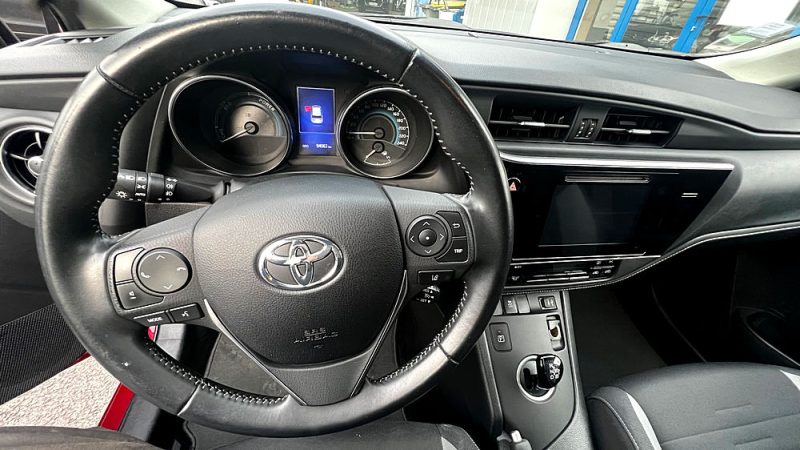 TOYOTA AURI Hybride 136 ch DESIGN