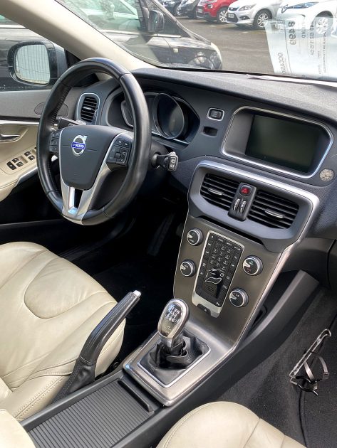 VOLVO  V40  D2 115 CHEVAUX DIN ET 5 CHEVAUX FISCAUX BOITE DE 6 VITESSE 2013