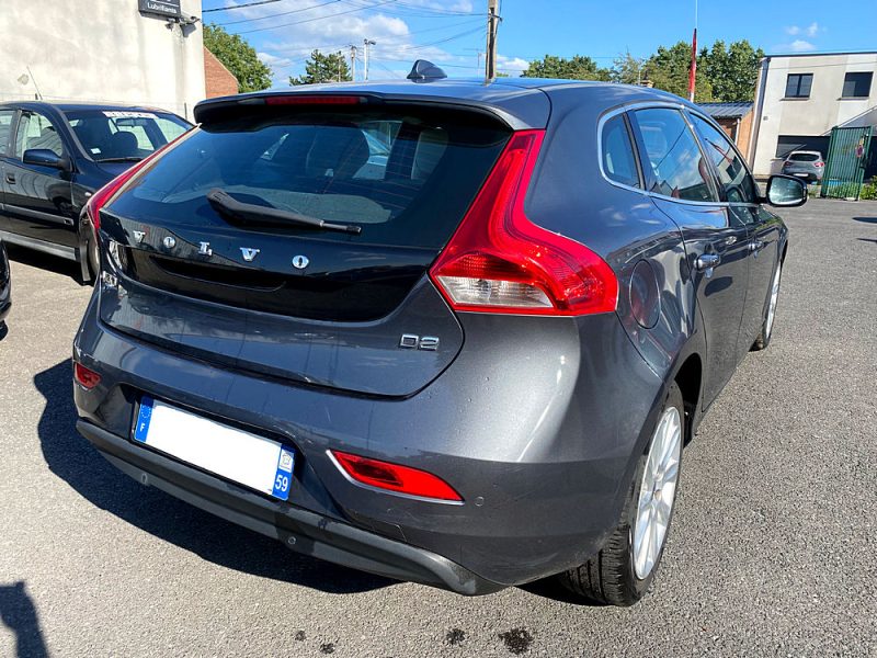 VOLVO  V40  D2 115 CHEVAUX DIN ET 5 CHEVAUX FISCAUX BOITE DE 6 VITESSE 2013