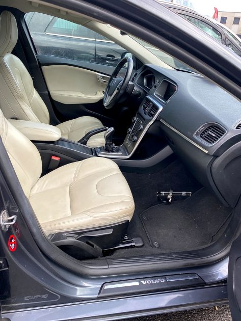 VOLVO  V40  D2 115 CHEVAUX DIN ET 5 CHEVAUX FISCAUX BOITE DE 6 VITESSE 2013