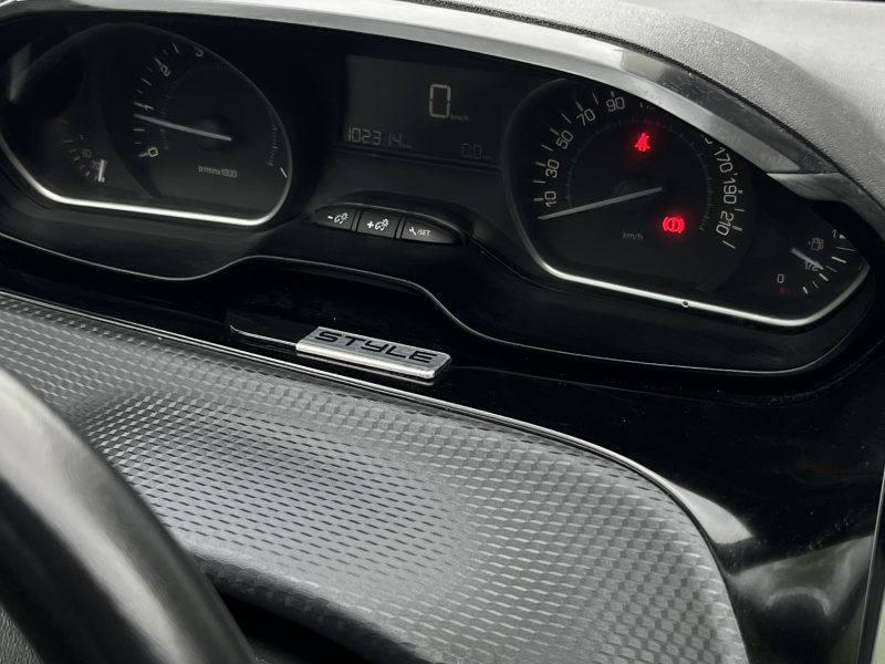 PEUGEOT 208 PHASE 2 STYLE 1.2 82 Cv GPS / ECRAN TACTILE REGULATEUR CRIT AIR 1  - GARANTIE 12 MOIS