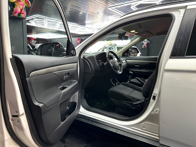 MITSUBISHI OUTLANDER 2012