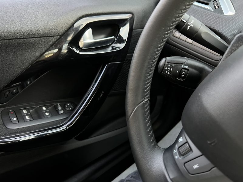 PEUGEOT 2008 PHASE 2 SIGNATURE 1.2 110 Cv PREMIERE MAIN / 2.463 Kms APPLE & ANDROID - GARANTIE 1 AN