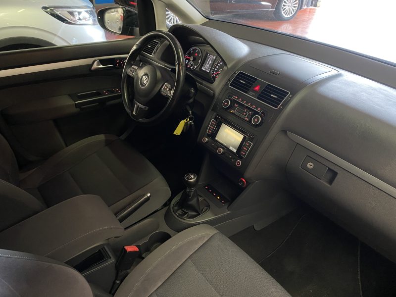 VOLKSWAGEN TOURAN 2012