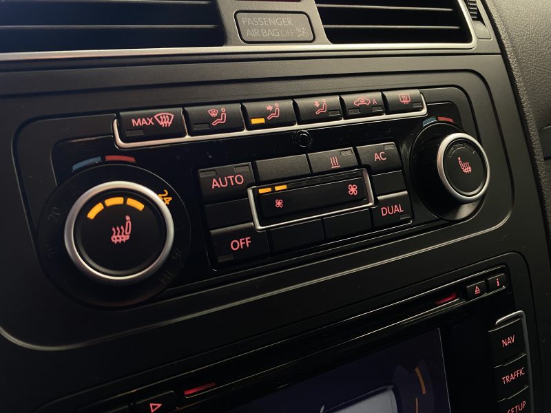 VOLKSWAGEN TOURAN 2012