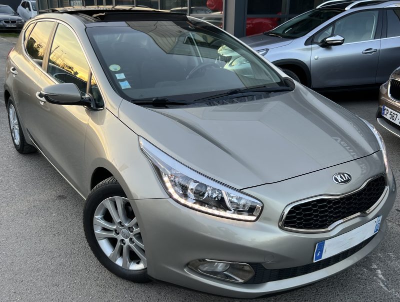 KIA CEED II PREMIUM 1.6 CRDI 128 Cv PREMIERE MAIN / TOIT OUVRANT BLUETOOTH 5 PORTES - GARANTIE 1 AN