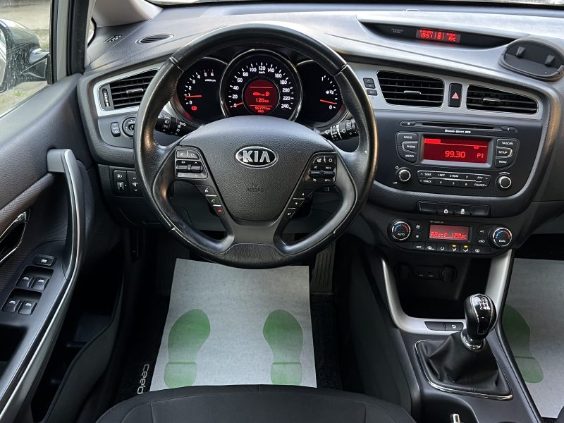 KIA CEED II PREMIUM 1.6 CRDI 128 Cv PREMIERE MAIN / TOIT OUVRANT BLUETOOTH 5 PORTES - GARANTIE 1 AN