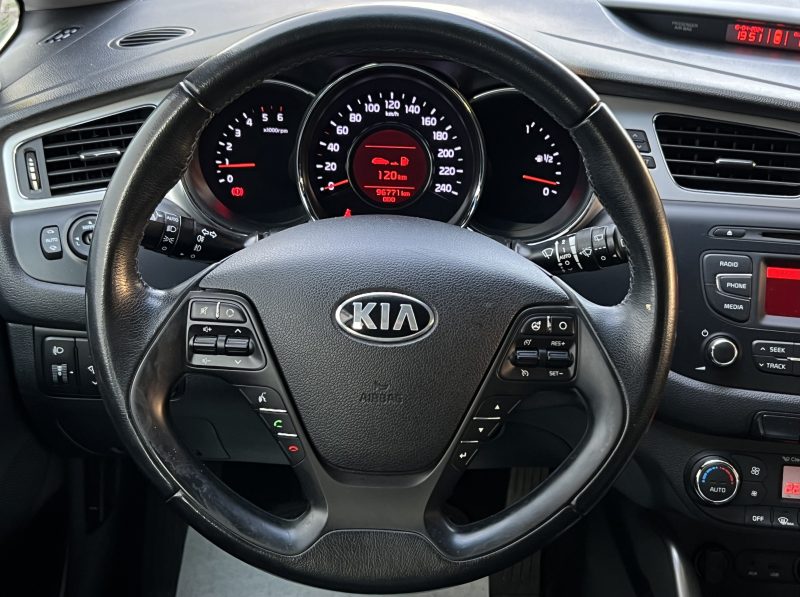 KIA CEED II PREMIUM 1.6 CRDI 128 Cv PREMIERE MAIN / TOIT OUVRANT BLUETOOTH 5 PORTES - GARANTIE 1 AN