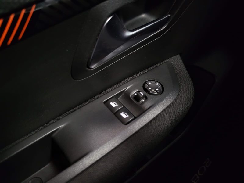 PEUGEOT 208 1.2 PURETECH 75cv STYLE  APPLE CARPLAY / FEUX FULL LED / REGULATEUR / LIMITEUR 