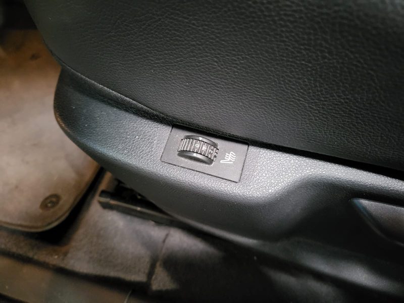 PEUGEOT 3008 1.6 BlueHDi 120cv Féline BVM6 / SIEGES CHAUFFANT/CAMERA DE RECUL/AFFICHAGE TETE HAUTE