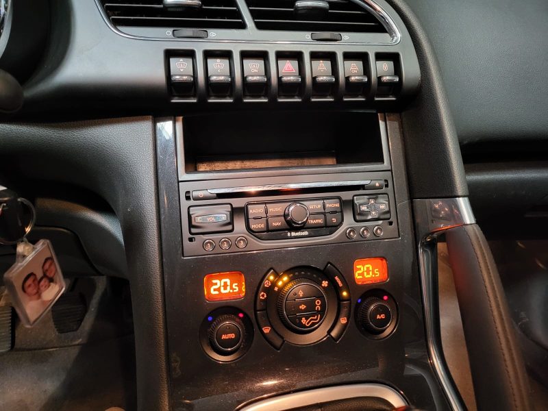 PEUGEOT 3008 1.6 BlueHDi 120cv Féline BVM6 / SIEGES CHAUFFANT/CAMERA DE RECUL/AFFICHAGE TETE HAUTE